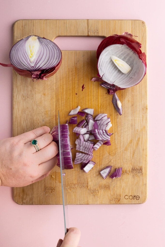 Rotating and dicing onion