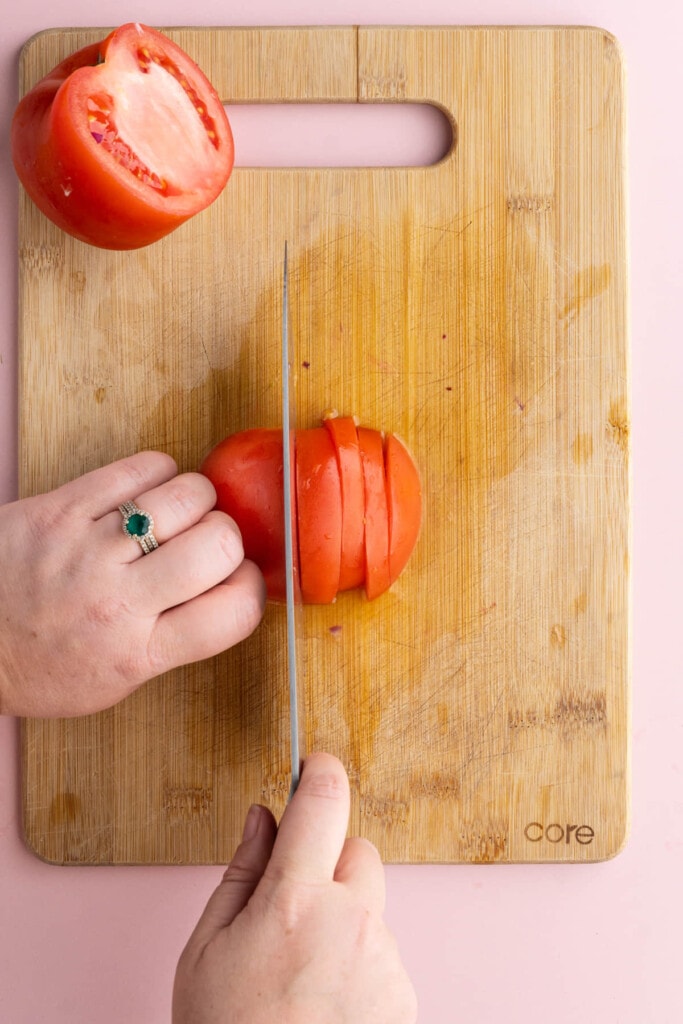 Slicing the tomato in thin strips widthwise