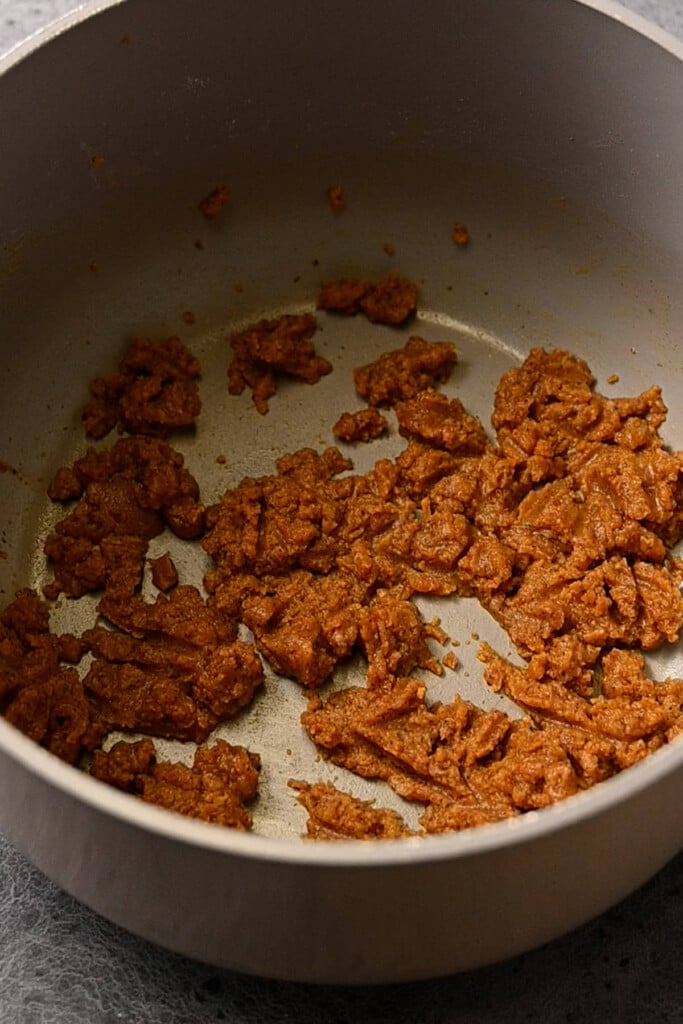Thick seasoned roux that's used as a base for vegetarian gravy.