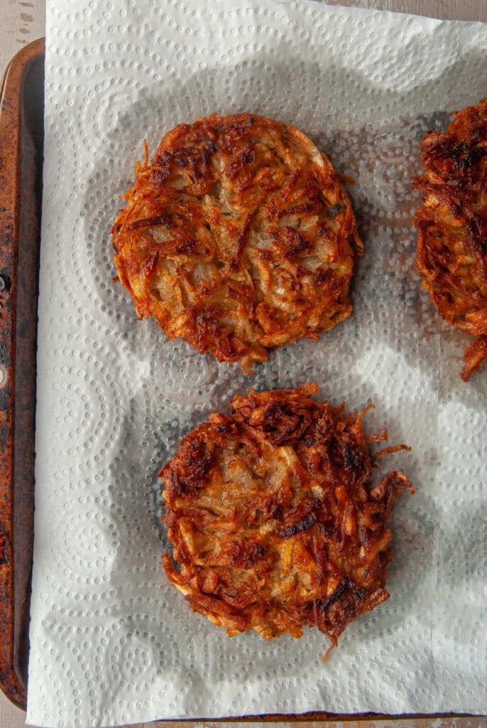 latkes on paper towels to soak up excess oil