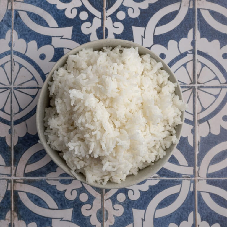 Fluffy cooked jasmine rice in a bowl