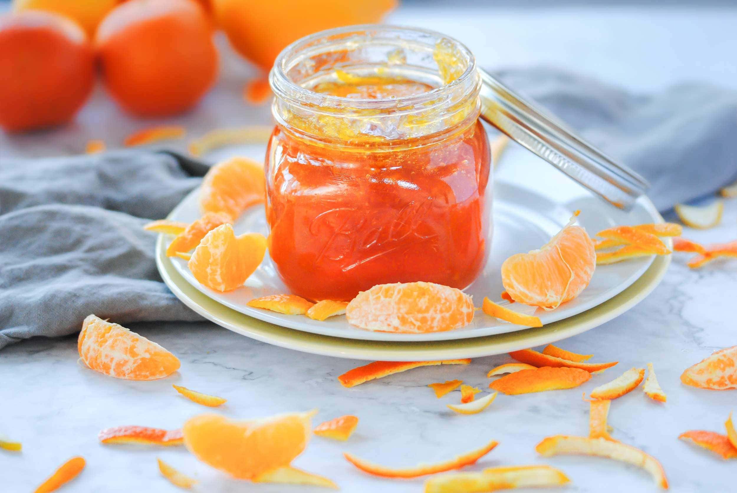 Marmalade in a Mason jar with lid leaning on it