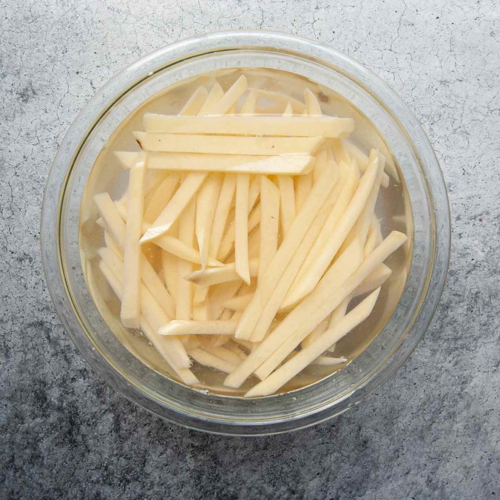 soaking potatoes cut in strips to remove starch