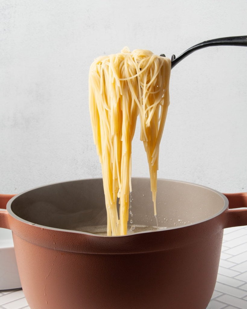 using pasta server to remove noodles from water