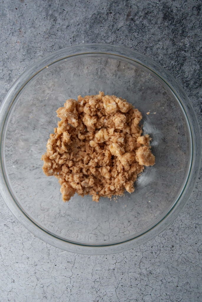 beating butter sugar and vegetable shortening together to aerate cookie dough