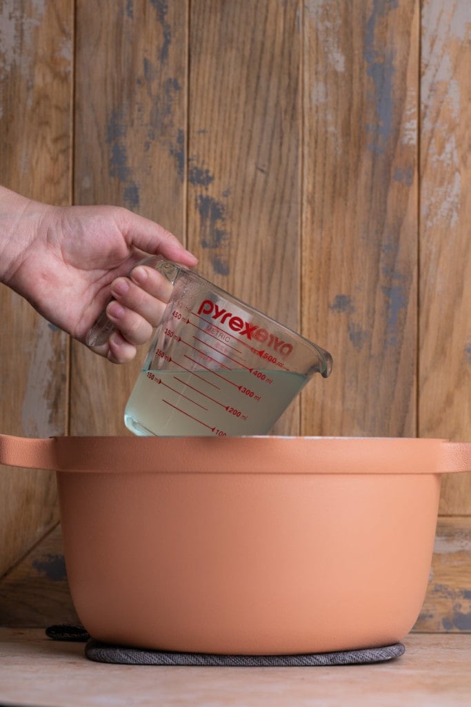 Reserving pasta water from boiling pasta