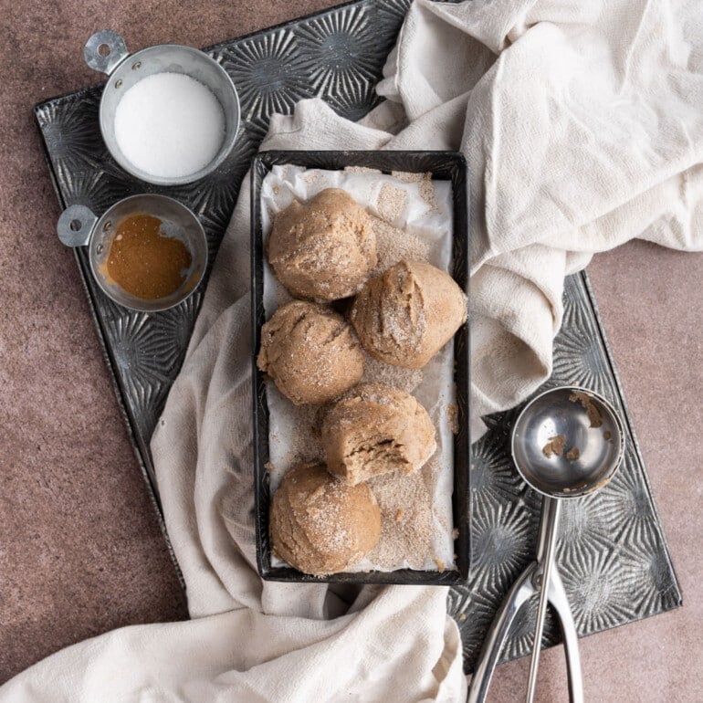 Tray with five scoops of Edible Snickerdoodle Cookie Dough