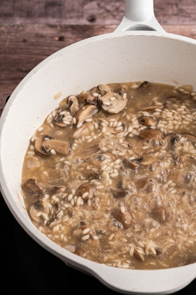 Boiling risotto in vegetable broth