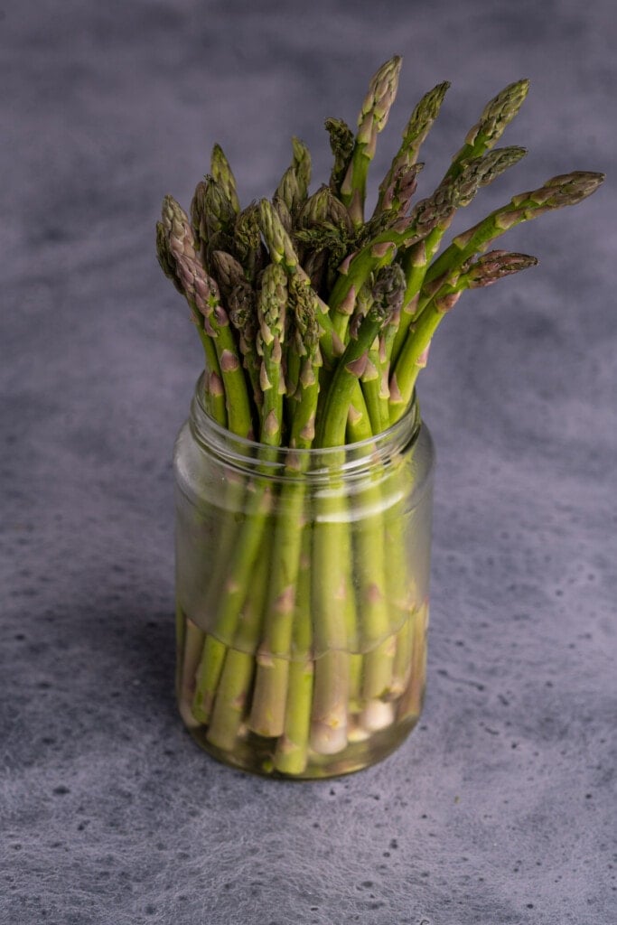 Keeping asparagus fresh before cooking it in a cast-iron
