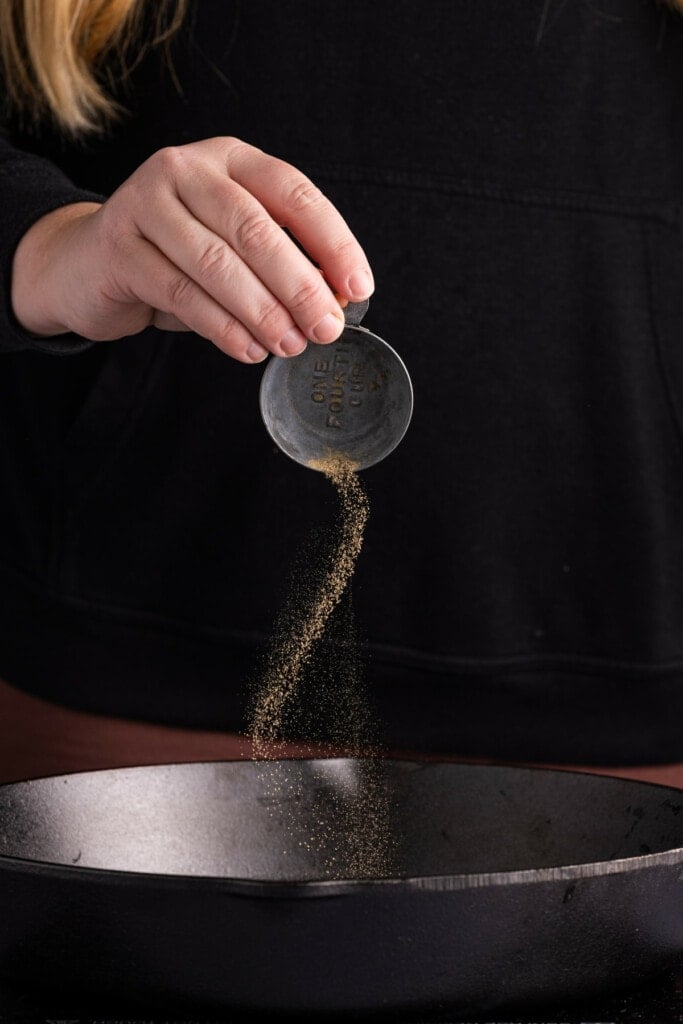 Seasoning cast-iron asparagus with pepper