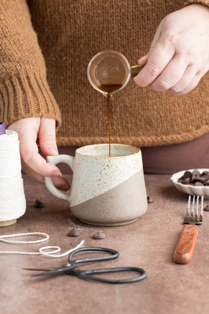 Adding vanilla extract to mug to make a microwaveable cake