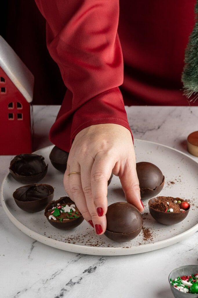 Sealing hot cocoa inside chocolate spheres