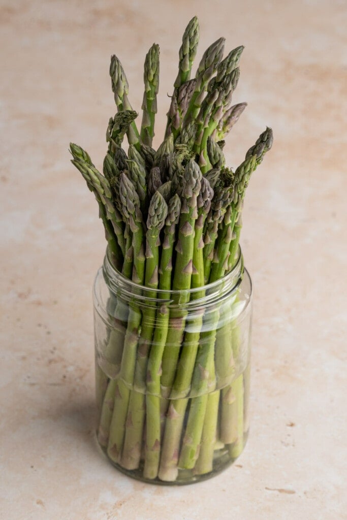 Storing asparagus in a glass jar to keep it fresh