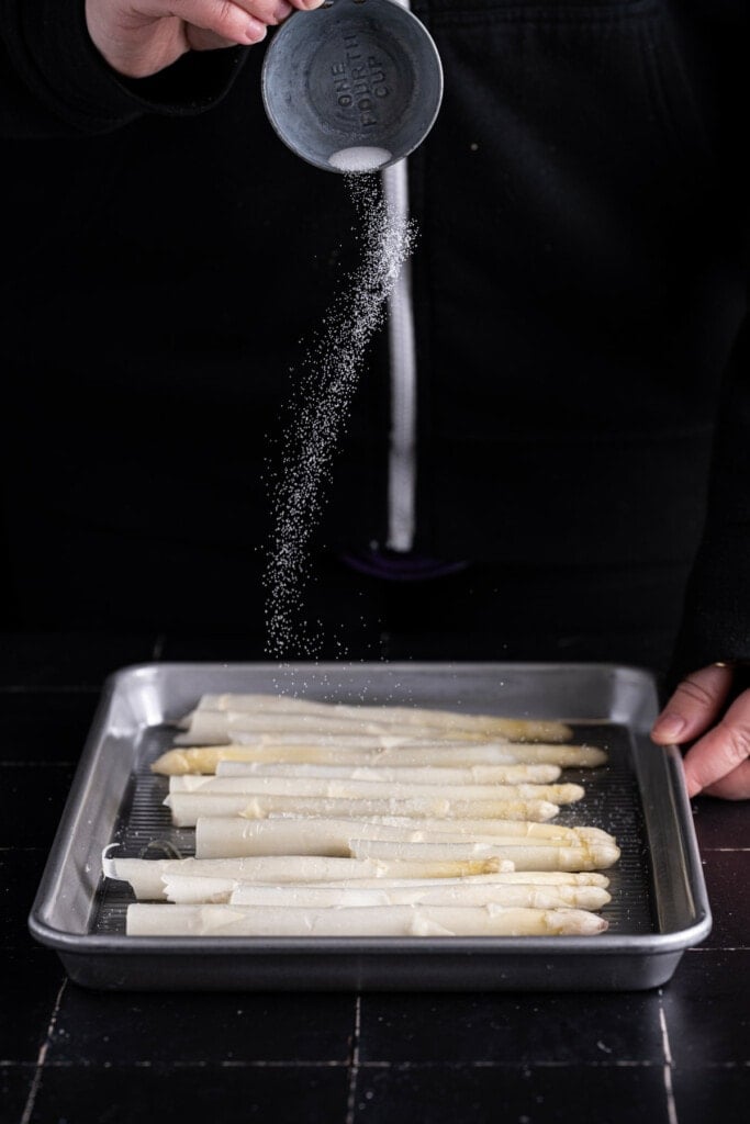 Adding salt before roasting white asparagus