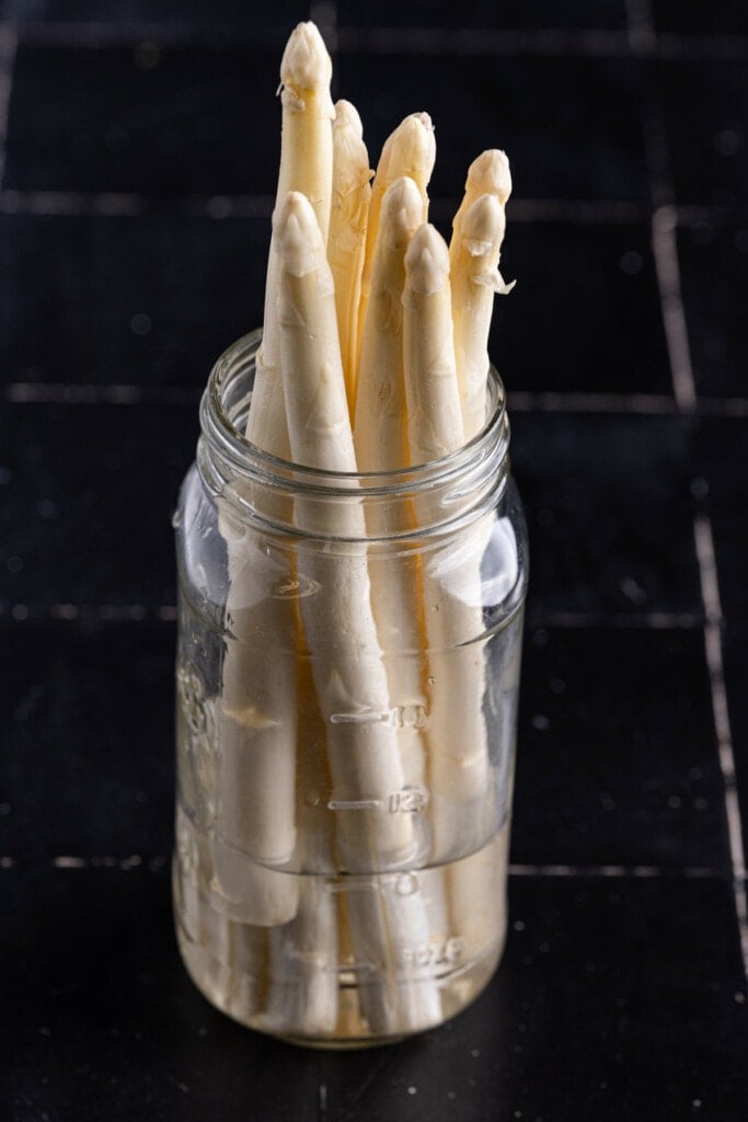 Storing white asparagus in a jar with water