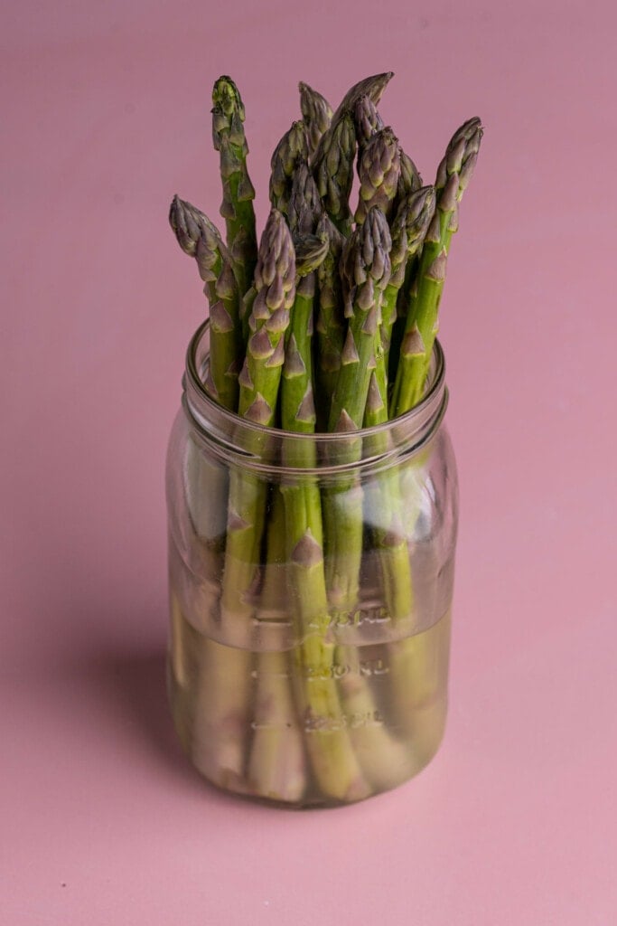 Storing asparagus with stems in water