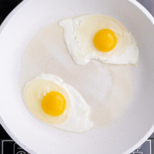 Leaving space between eggs frying in a pan