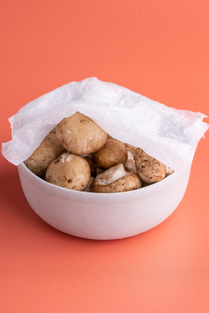 Storing mushrooms in a bowl with a moist paper towel to keep fresh