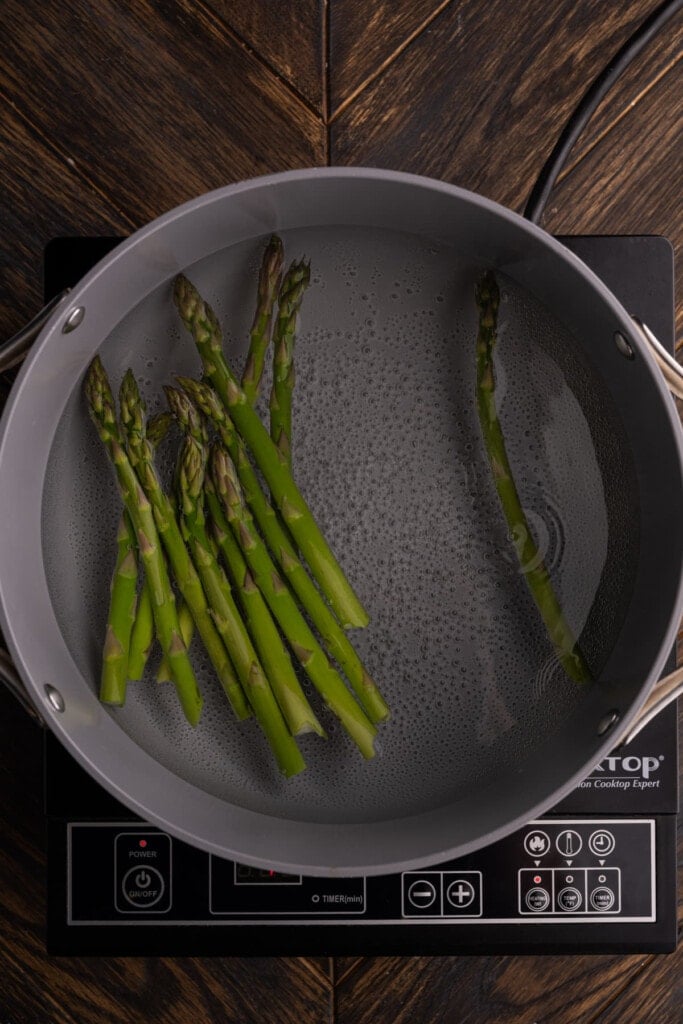 Blanching asparagus to make it tender