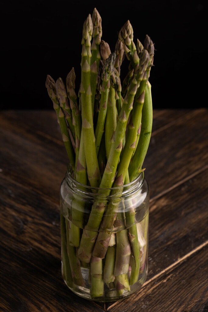 Storing asparagus in a glass jar with water before using it for quiche recipe
