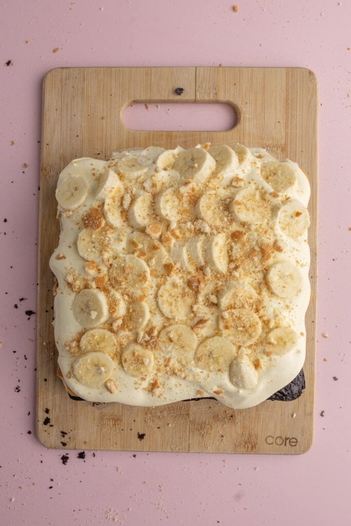 Adding final layer of sliced fresh banana to Banana Pudding Brownies