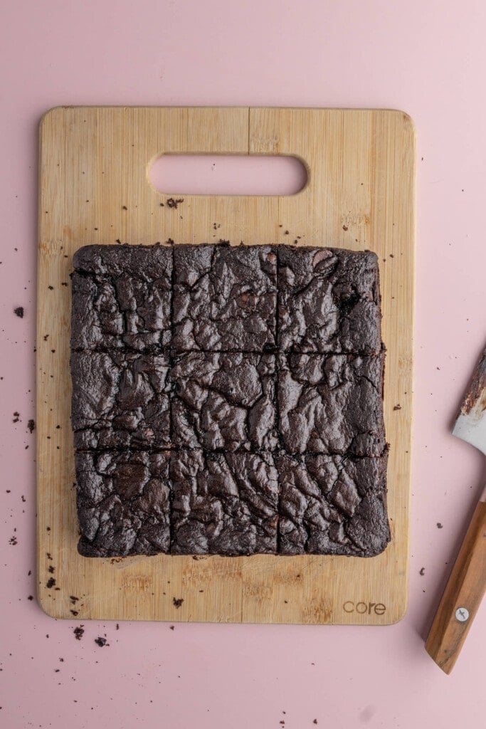 Slicing brownies before adding banana pudding layers on top