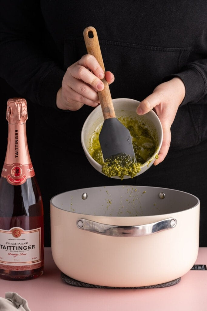 Adding pesto to cooked linguine