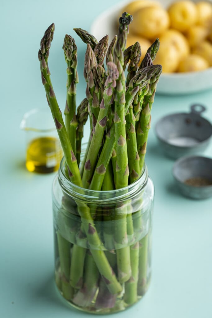 Storing asparagus before roasting with potatoes.