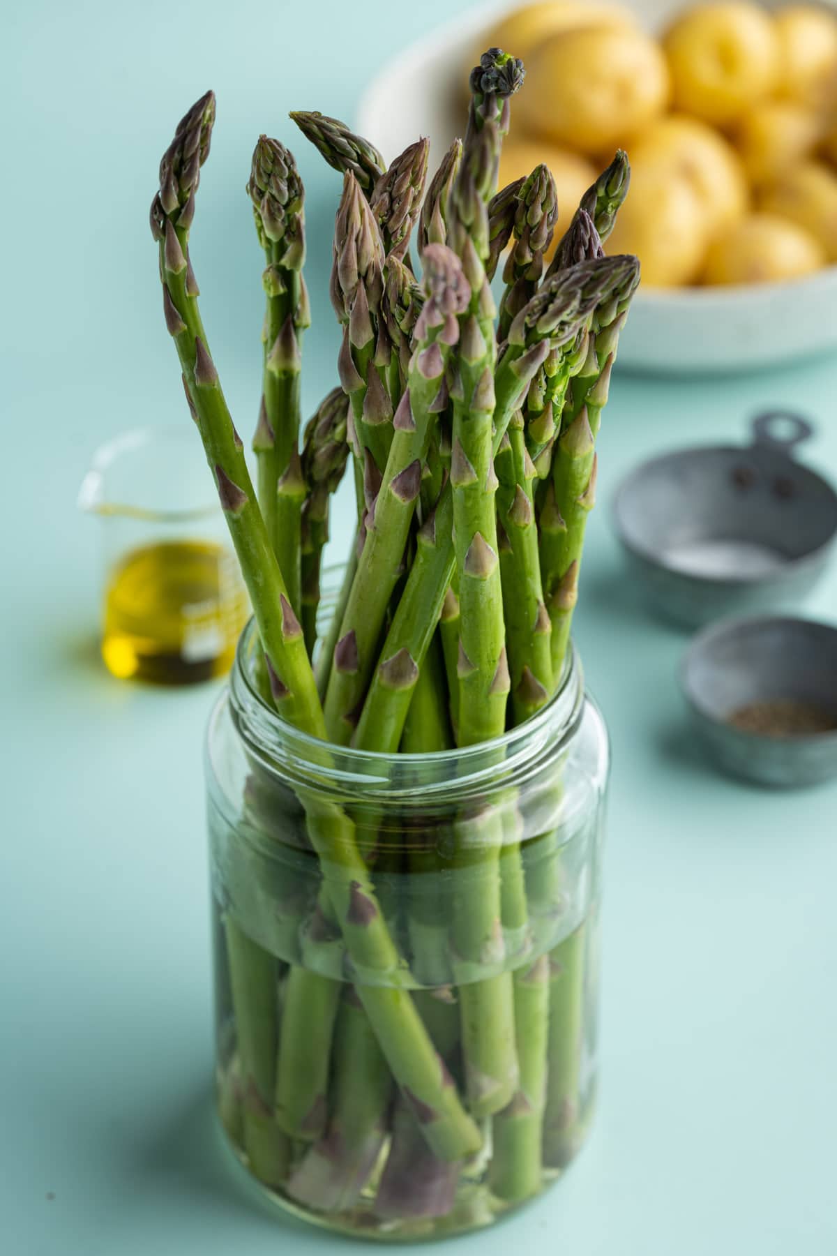 Storing asparagus before roasting with potatoes
