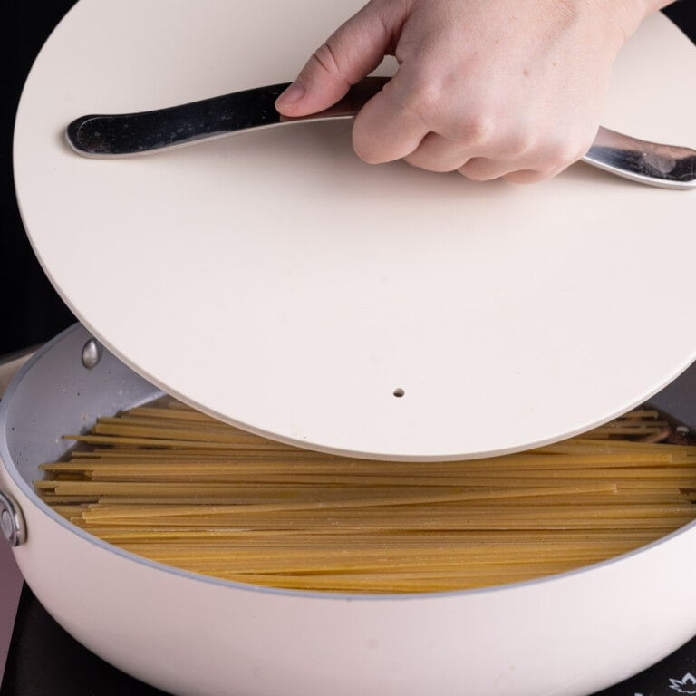 Covering a pot of pasta with a lid