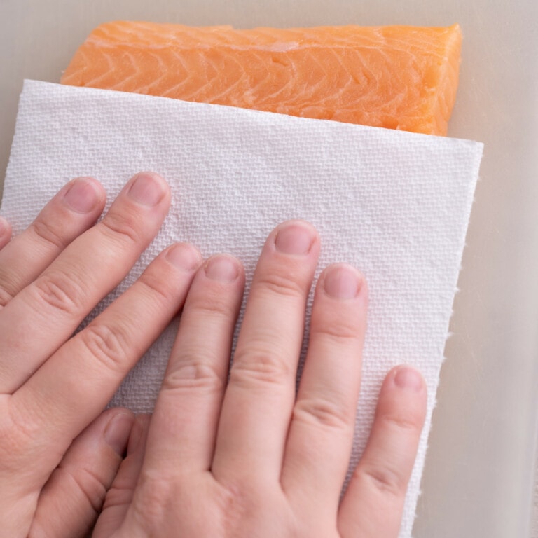 Using bamboo paper towel to pat dry skinless salmon