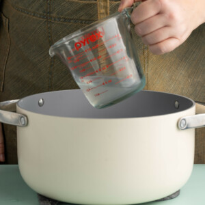 Using Pyrex measuring cup to extract boiling pasta water from pot