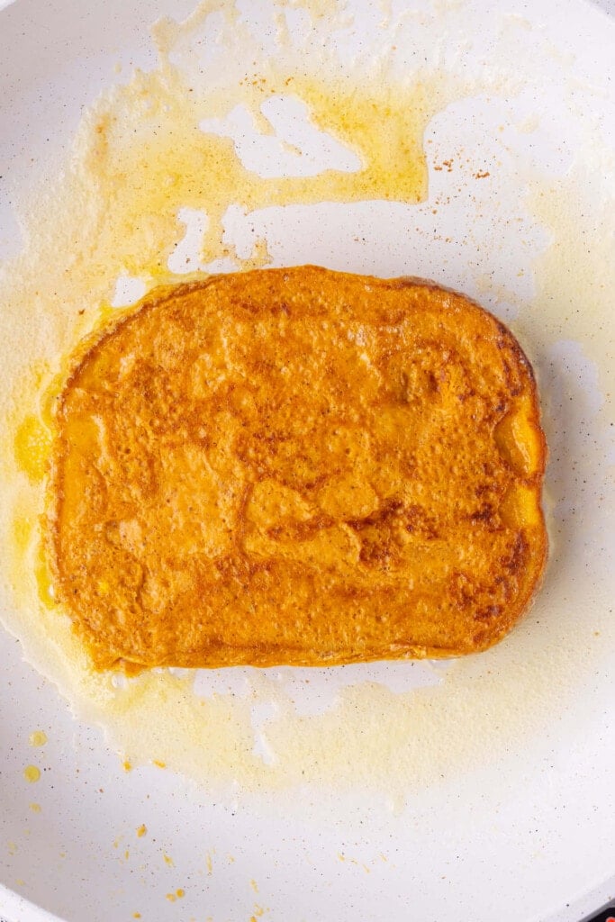 Frying French toast with pumpkin on both sides until golden brown.