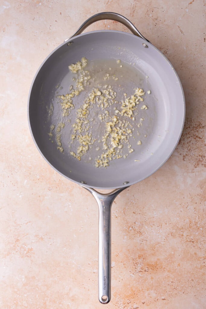 Cooking garlic and butter until soft and fragrant. 