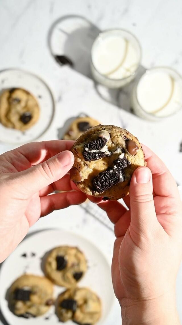 These soft and chewy Oreo Chocolate Chip Cookies are ready in just 20 minutes, require only one bowl, and are loaded with deliciousness!

#oreochocolatechipcookies #chocolatechipscookies #chocolatechip #cookiesofinstagram #homemadecookies #bakefromscratch #bakingcookies