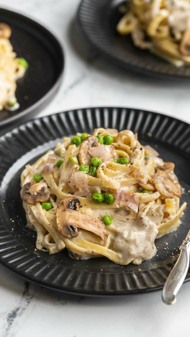 This Baked Goat Cheese Pasta is a veggie-packed creamy pasta dish that comes together in less than 45 minutes and with just one dish!

Ingredients
-8 ounces baby bella or white button mushrooms
-1 large shallot
-3 cloves garlic
-5 ounces (1 cup) petite peas (fresh or frozen)
-1 tablespoon olive oil
-1 teaspoon dried oregano
-½ teaspoon garlic powder
-½ teaspoon salt
-½ teaspoon black pepper
-16 ounces fettuccine or linguine
-4 cups vegetable broth
-8 ounces goat cheese

Method
 -Preheat your oven to 400°F and slice your mushrooms, dice your shallot, and mince your garlic.
-To a large, oven-safe 9 x 13-inch casserole dish, add the mushrooms, shallot, garlic, and peas.
-Pour olive oil, oregano, garlic powder, salt, and pepper on top of your veggies and use clean hands or two spoons to toss, ensuring the oil and seasonings are distributed throughout the dish.
-Pour the vegetable broth on top and place your pasta in the dish. All of the pasta should be submerged in the broth.
-Add your goat cheese on top and cover the dish with aluminum foil.
-Bake for 15 minutes. Then, remove from the oven, remove the foil and stir well, breaking down the baked goat cheese and making sure no noodles are stuck together.
-Bake for another 15 minutes uncovered. Remove from the oven and place on a cooling rack or heat-safe surface. At this point, you will still see a lot of liquid. Allow the baked goat cheese pasta to cool for at least ten minutes, stirring occasionally, until goat cheese sauce thickens. Enjoy!
#onepot #easypasta #goatcheese #goatcheeselovers #vegetarianpasta #vegetariandinner #cheesy #creamypasta