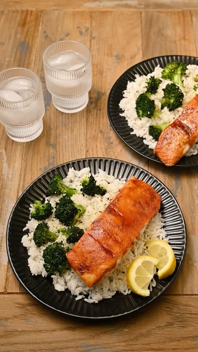 This quick and easy Honey Sriracha Salmon boasts bold sweet, spicy, and salty flavor with just 7 simple ingredients and in less than 30 minutes. Serves 2

-10 ounces salmon
-1 tablespoon lemon juice
-¼ teaspoon salt
-¼ teaspoon black pepper
-1 tablespoon honey
-2 tablespoons sriracha
-½ teaspoon soy sauce

-Preheat the oven to 475°F. -Pat the salmon dry with a paper towel.
-Place the salmon skin-side down on a baking sheet, and squeeze lemon juice on top. Season with salt and pepper.  -Roast the salmon on the top rack for 8 minutes.  -Meanwhile, to a small bowl, add the Sriracha, honey, and soy sauce and use a fork to whisk to combine.  -Spread the sauce over the salmon in a generous layer and roast again for an additional 2-4 minutes, or until the internal temperature of the salmon reaches 125-145°F. Serve hot.